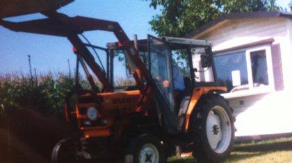 Tractor-Renault-461S-met-zwarte-voorlader