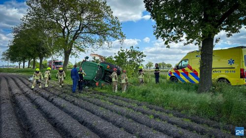 Tractor-raakt-van-de-weg-en-botst-tegen-boom-3