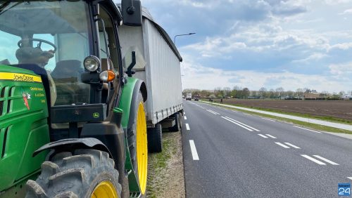 Tractor-verliest-deur-op-Hoofstraat-in-Nederweert-1