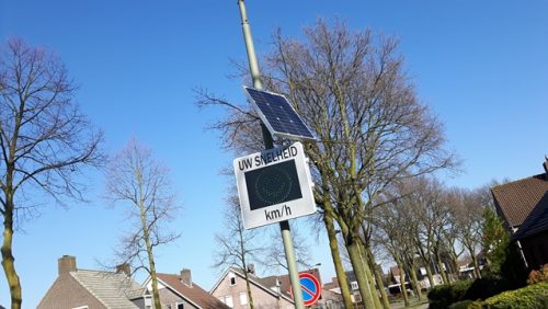 Twee-smileys-op-de-Molenweg-waarschuwen-hardrijders