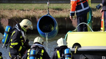 Vaten-met-afval-in-kanaal-006