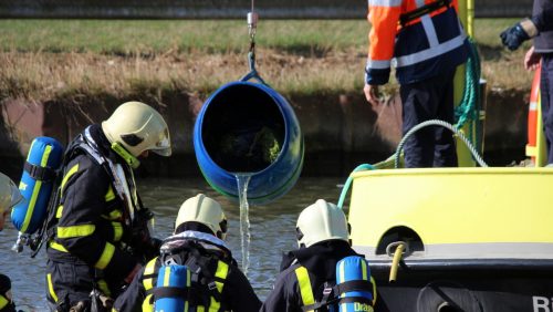 Vaten-met-afval-in-kanaal-006