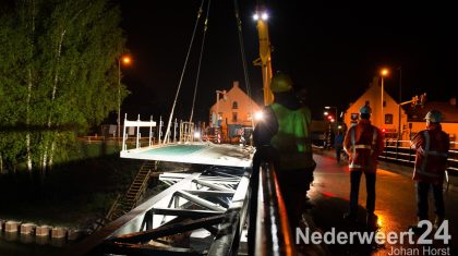 Ook gisteravond werd er weer flink gewerkt aan de verbreding van Brug 15 in Nederweert. De vorige twee nachten hebben ze de liggers geplaatst en dus was het gisteravond tijd voor de eerste delen van het Brugdek.