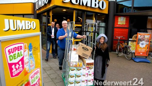 Aanbieding voedselpakket Enderhoof Winter Festijn aan Voedselbank Weert