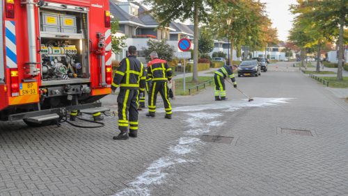 Vraachtwagen-lekt-diesel-op-de-Kerneel-Nederweert-5