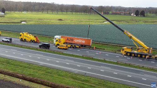 Vrachtwagen-belandt-naast-snelweg-A2-Kelpen-Oler-2