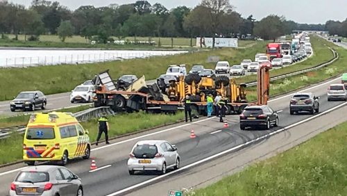 Vrachtwagen-door-middenberm-A2-Nederweert-1