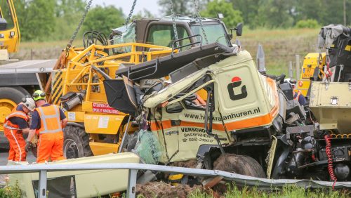 Vrachtwagen-door-middenberm-A2-Nederweert-10