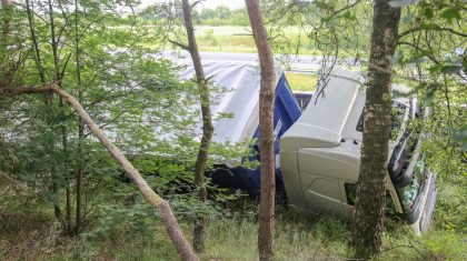 Vrachtwagen-kanteld-A2-Weert-3