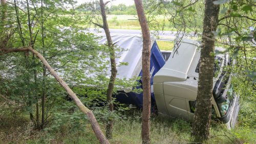 Vrachtwagen-kanteld-A2-Weert-3