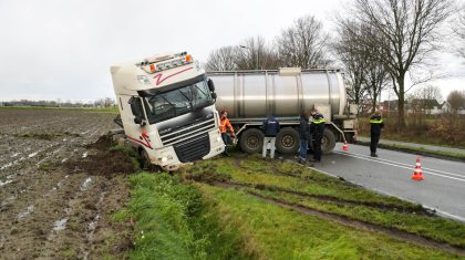 Vrachtwagen-met-oplegger-in-de-sloot-Nederweert-1