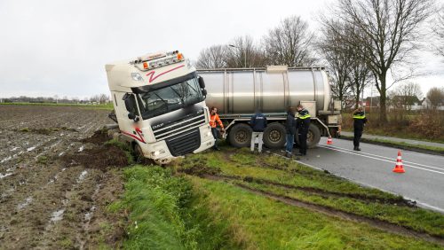 Vrachtwagen-met-oplegger-in-de-sloot-Nederweert-1