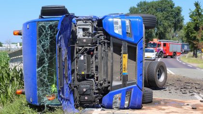 Vrachtwagen-op-zijkant-bij-ongeval-N279-Roggelsedijk-1