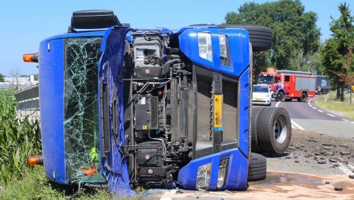 Vrachtwagen-op-zijkant-bij-ongeval-N279-Roggelsedijk-1