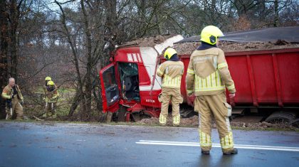 Vrachtwagen-raakt-van-de-weg-en-botst-tegen-boom-Meijelseweg-afgesloten-2