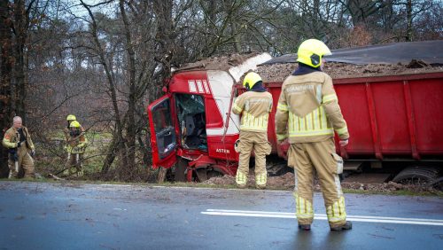 Vrachtwagen-raakt-van-de-weg-en-botst-tegen-boom-Meijelseweg-afgesloten-2