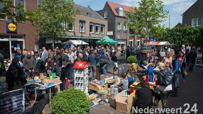 Met het goede weer van gisteren werd er weer veel op uit getrokken. Voor veel mensen uit de regio was het reisdoel Heythuysen. Hier vond namelijk de  jaarlijkse vrijmarkt plaats.