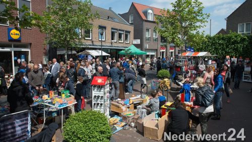 Met het goede weer van gisteren werd er weer veel op uit getrokken. Voor veel mensen uit de regio was het reisdoel Heythuysen. Hier vond namelijk de  jaarlijkse vrijmarkt plaats.