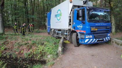 Vuilniswagen-botst-tegen-bruggetje-Weerterbos-6