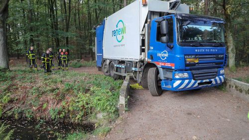 Vuilniswagen-botst-tegen-bruggetje-Weerterbos-6