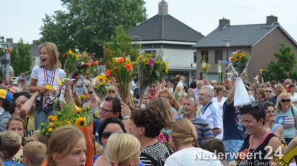 Intocht wandelvierdaagse Nederweert op Raadhuisplein