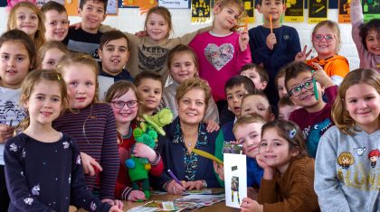 Foto met Wethouder Carla Dietern op de IKC DE Bongerd Nederweert