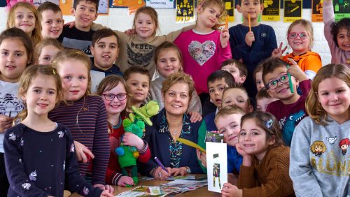 Foto met Wethouder Carla Dietern op de IKC DE Bongerd Nederweert