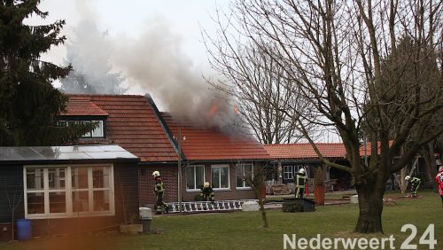 Woensdagavond even voor 18.00 uur werd de brandweer gealarmeerd voor een woningbrand aan de Roggelsedijk in Meijel. De brandweer rukte met groot materieel uit om het vuur te bestrijden.