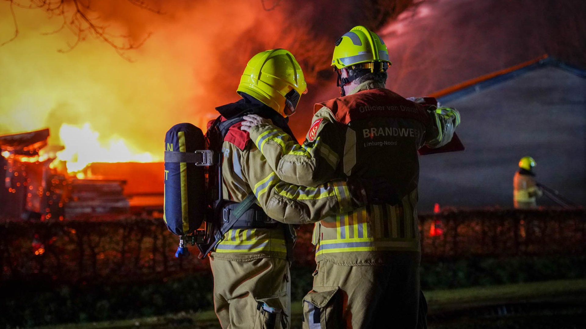 Zeer-grote-brand-in-loodsen-aan-de-Booldersdijk-Nederweert-23