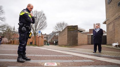 Zinloos-geweld-tegeltje-onthuld-Agent-Martijn-3