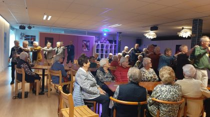 Zonnebloem-Nederweert-swingt-en-zingt-op-nieuwe-locatie-bij-Dansrijck-tijdens-muziekmiddag