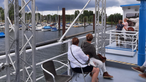 Zonnebloemers-Nederweert-genieten-van-boottocht-op-moeder-Maas6