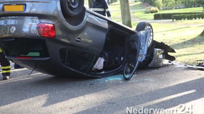 Auto tegen een boom en op de kop Rembrandtlaan Weert