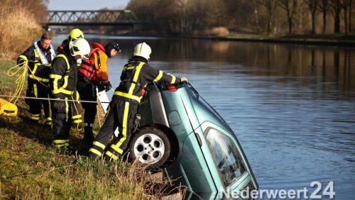 De brandweer is vanmorgen groots uitgerukt naar Kanaal Wessem-Nederweert. Daar trof een voorbijganger een auto aan die in het kanaal lag. Voor de zekerheid werd er ook een ambulance gewaarschuwd, omdat het niet duidelijk was of er personen in het voertuig bevonden.