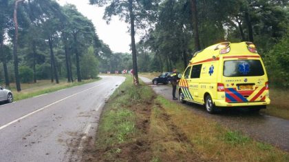 auto-uit-de-bocht-tegen-boom-Weert