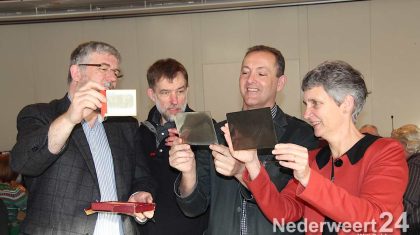 Een grote collectie glasnegatieven werd woensdag 8 januari door de Stichting Vrienden van de Fatimawijk overgedragen aan het Erfgoedcluster van de gemeente Weert. Wethouder Harry Coolen en archivaris Jac Lemmens hebben de fotocollectie in ontvangst genomen.