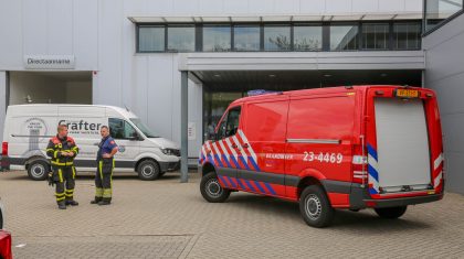 vogel-vliegt-showroom-binnen-autobedrijf-1