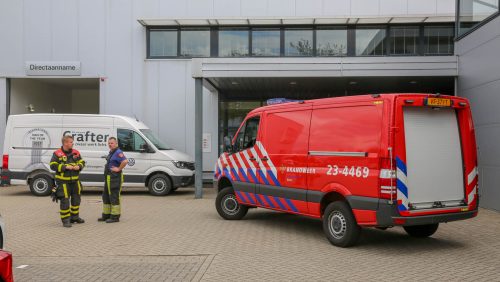 vogel-vliegt-showroom-binnen-autobedrijf-1