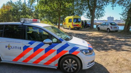 vrouw-in-kanaal-Sluis-16-Weert-2